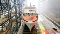 同济校徽上的焦点图案是一条三人划桨